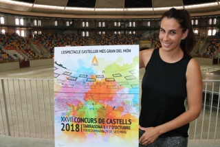 Cartell promocional de la XXVIII edició del Concurs de Castells de Tarragona, amb la seva autora al costat, la dissenyadora gràfica i castellera Aina Mallol, a la Tarraco Arena Plaça