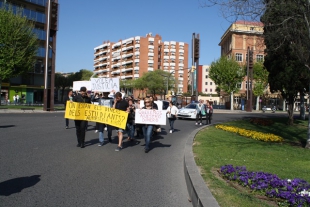 Els alumnes, aquest dimarts a la tarda, manifestant-se per la plaça Imperial Tarraco.