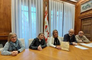 L&#039;alcaldessa de Valls, Dolors Farré, mostra el llibre, enquadernat amb pergamí, durant l&#039;acte de la signatura de la cessió