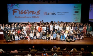 Foto de grup dels alumnes finalistes de la 12a edició del concurs literari AMIC-Ficcions