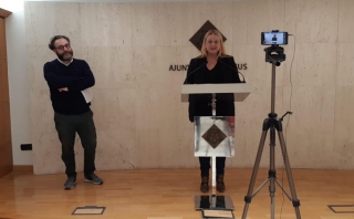 La regidora de Promoció de Ciutat, Montserrat Caelles, en la roda de premsa presentació Reus@Casa
