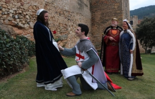 Imatge del Sant Jordi de la 30a edició de la Setmana Medieval de Montblanc oferint una rosa a la Princesa, amb els Reis en segon pla, el 22 de gener de 2017