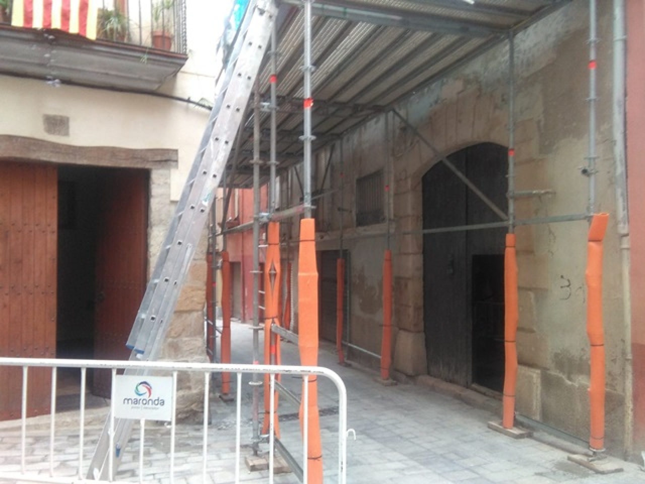 Portal d&#039;un edifici que s&#039;està rehabilitant al carrer del Carme, al Centre Històric de Valls
