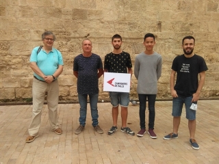 Cinc membres dels Campaners de Valls mostren la nova imatge gràfica davant de l&#039;església de Sant Joan