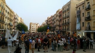 Centenars de ciutadans van exigir &quot;Volem votar&quot; davant de les portes de l&#039;Ajuntament de Tarragona