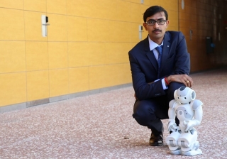 L&#039;investigador Jainendra Shukla amb el robot que ha dissenyat