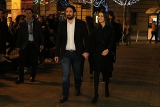 La candidata de Cs, Inés Arrimadas, arribant a la seu de la nit electoral amb el seu marit