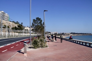 Un tram del remodelat passeig marítim del Miracle, a Tarragona, amb el nou carril bici, una font, arbrat i voreres més amples
