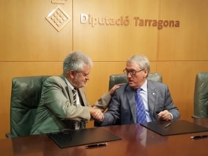 L&#039;alcalde del Vendrell, Martí Carnicer, i el president de la Diputació de Tarragona, Josep Vendrell, després de signar el conveni.