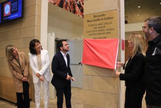 El president de la Generalitat, Pere Aragonès, i la presidenta del Parlament, Anna Erra, descobrint la placa inaugural del Museu Casteller de Catalunya