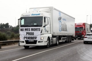 Imatge d&#039;arxiu d&#039;un dels camions participants a la marxa lenta a l&#039;N-340 al Vendrell, amb un cartell on s&#039;hi pot llegir: &quot;No més morts. Prou Peatges&quot;
