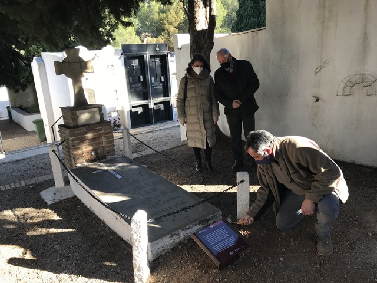 El moment que es va instal·lar la placa a la tomba, amb la presència dels regidors Nuria Ortiz i Frederic Escoda.