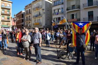 La plaça del Mercadal de Reus s&#039;ha omplert de gent per donar la benvinguda a la república catalana