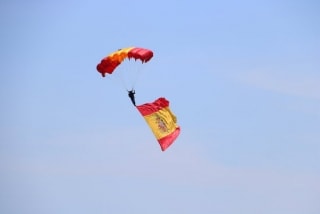 Pla general d&#039;un dels membres de la Patrulla Acrobàtica de Paracaigudistes de l&#039;exèrcit espanyol en l&#039;actuació a Tarragona 