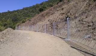 La barrera de protecció instal·lada al camí perimetral de la presa de Siurana
