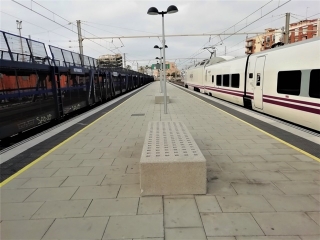 A l&#039;esquerra de la imatge, un tren de mercaderies aturat a l&#039;estació de Tarragona