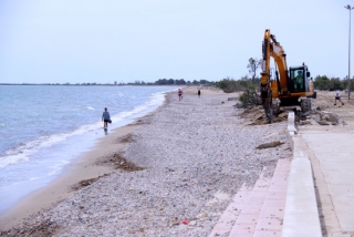 Imatge d&#039;una màquina treballant en les obres de restauració del passeig marítim de la platja de l&#039;Arenal, a l&#039;Ampolla