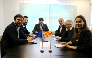 El president del Parlament, Roger Torrent, amb Carles Puigdemont i els diputats Toni Comín, Lluís Puig, Clara Ponsatí i Meritxell Serret després de reunir-se a Brussel·les el 24 de gener 