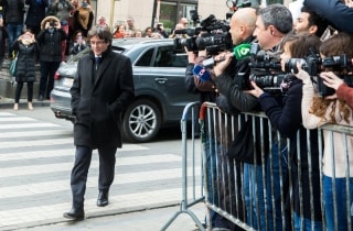 El president de la Generalitat, Carles Puigdemont, entrant dimarts al centre de premsa de Brussel·les