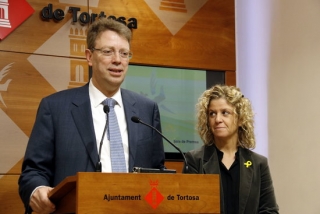  L&#039;alcalde de Tortosa, Ferran Bel, amb Meritxell Roigé, que esdevindrà nova alcaldessa a partir de dissabte
