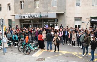 Més d&#039;un centenar de persones s&#039;han concentrat davant l&#039;estació de tren de Tarragona per reclamar un servei ferroviari digne