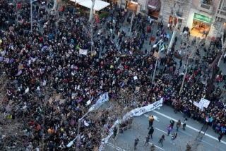 Pla general aeri de la capçalera de la manifestació de Barcelona amb motiu de la vaga feminista del 8 de març