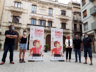 L&#039;alcaldessa, Dolors Farré, ha presentat el cartell de Santa Úrsula 2021, acompanyada dels caps de colla de la Vella i de la Joves, el regidor de Cultura i la creadora de la imatge