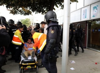 Els sanitaris s&#039;enduen un dels ferits en la càrrega policial al CAP de Cappont de Lleida