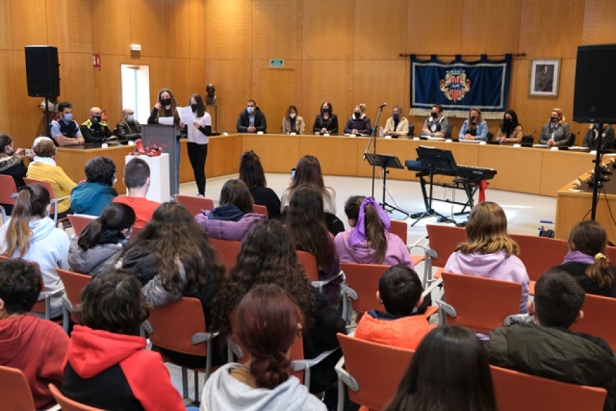 L’alumnat de l’Institut Ramon Berenguer IV ha protagonitzat la lectura institucional del manifest del Dia Internacional per l’erradicació de la Violència Contra les Dones 