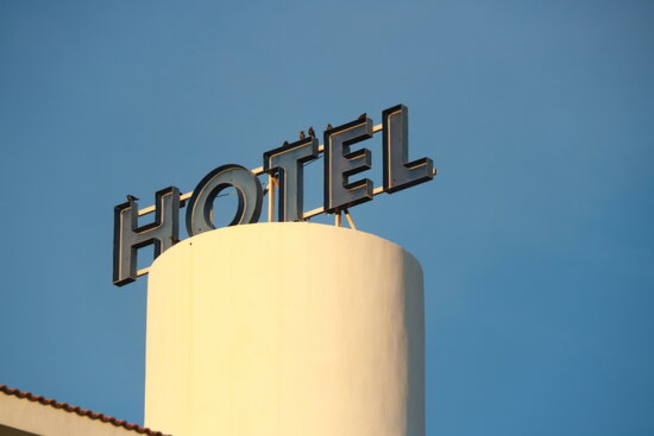 Imatge del cartell d&#039;un hotel de Cambrils
