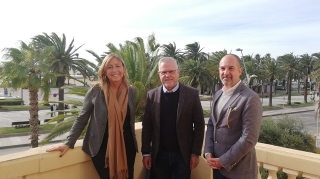 L&#039;alcalde de Salou, Pere Granados, amb el gerent del Patronat Juan Carlos Capilla, i la cap de Promoció, Natàlia Bel, al balcó del Patronat de Turisme