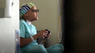 Imatge d&#039;una pacient amb càncer jugant amb una consola