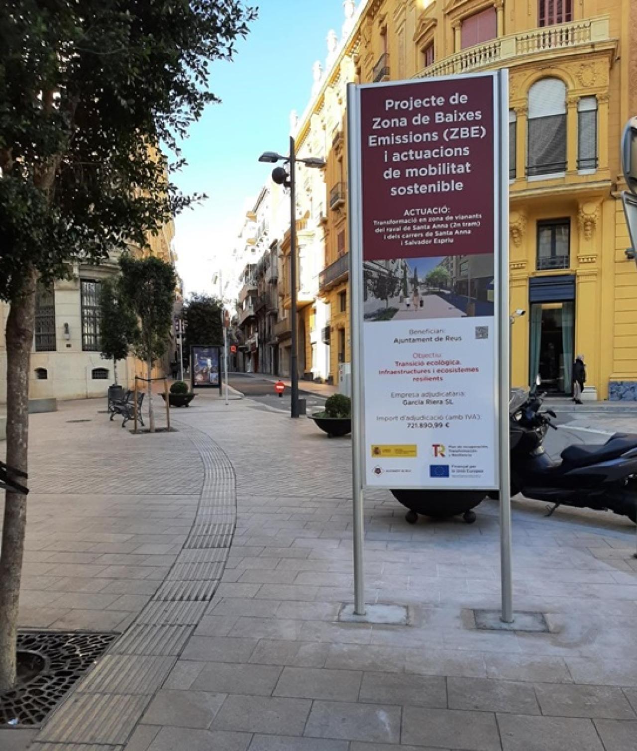 Imatge d&#039;un cartell que senyalitza la Zona de Baixes Emissions (ZBE) situat a la plaça de Catalunya, al mig del Tomb de Ravals