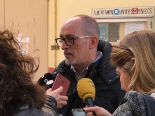 L&#039;alcalde de Banyeres del Penedès, Amadeu Benach, atenent els mitjans de comunicació