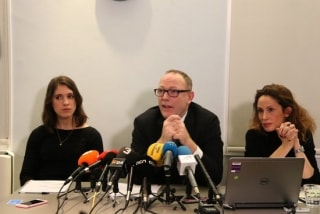 Jessica Jones, Ben Emmerson i Rachel Lindon, a la dreta, durant la roda de premsa al despatx Matrix Chambers de Londres