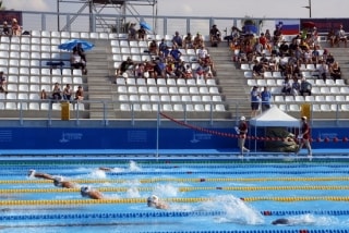 Una de les eliminatòries de natació femenina dels Jocs Mediterranis, amb una discreta afluència de públic a les grades