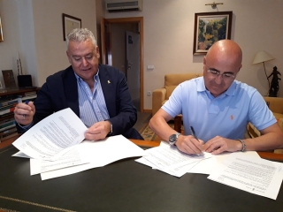 El regidor de Comerç i Turisme de Valls, Òscar Peris, i el president de la Cambra de Comerç de Valls, Josep M. Rovira, han signat els convenis de col.laboració