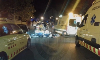 Personal del SEM i agents de la Policia Local del Vendrell treballant en l&#039;accident de trànsit al carrer Ramon Casas Carbó, a la urbanització Oasis 