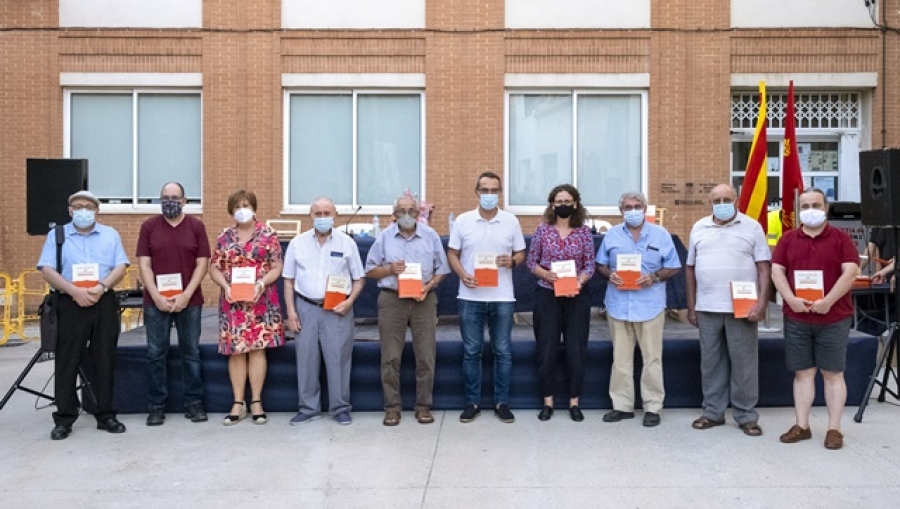 Foto de grup de l&#039;alcalde de Constantí, Óscar Sánchez, amb els autors i autores dels articles publicats a la revista &quot;Estudis de Constantí&quot; 2021