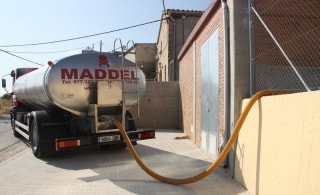 Camió cisterna abocant aigua a un dipòsit