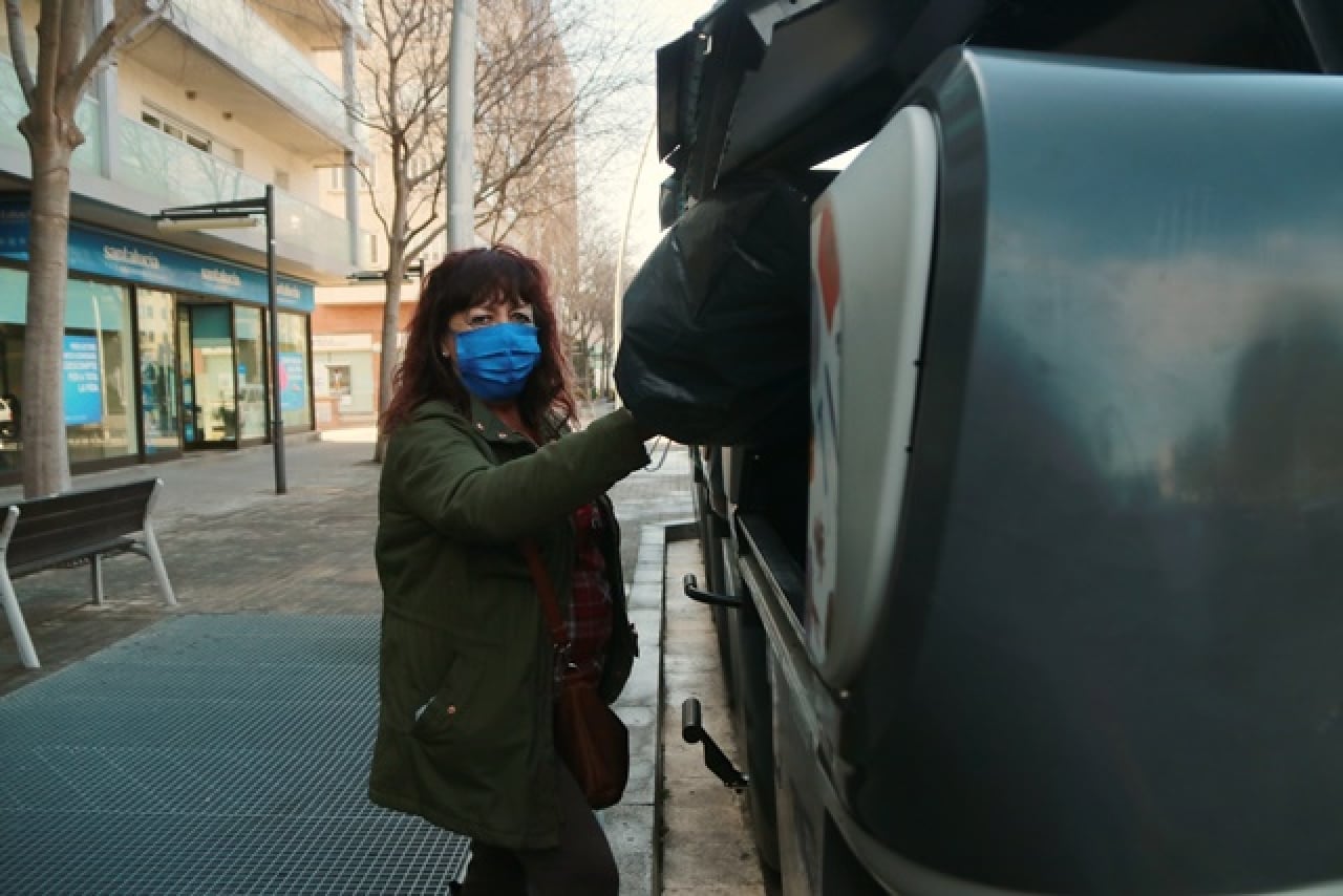 Una ciutadana llença la brossa als nous contenidors que s&#039;implanten a Reus