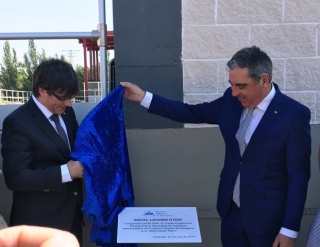 Albert Abelló, al costat del president de la Generalitat, Carles Puigdemont, el passat 21 de juny, durant l&#039;acte d&#039;inauguració de la planta d’ozó per millorar la qualitat de l’aigua
