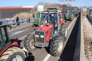 Uns 500 tractors de tota la demarcació es concentren a l&#039;entrada de la infraestructura portuària