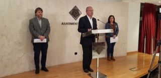 L&#039;alcalde de Reus, Carles Pellicer, en la roda de premsa telemàtica amb els regidors Òscar Subirats i Mariluz Caballero