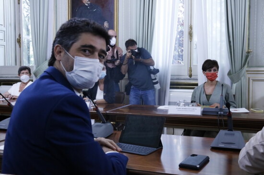Imatge de la ministra de Política Territorial i Funció Pública, Isabel Rodríguez, asseguda davant del vicepresident del Govern, Jordi Puigneró, durant la Comissió Bilateral Estat-Generalitat del 2 d&#039;agost del 2021