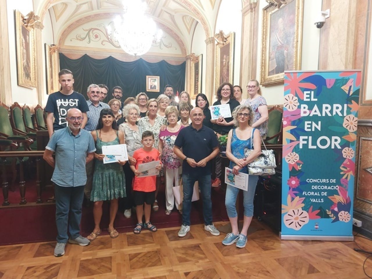 Foto de família dels premiats i les premiades al concurs &#039;El Barri en Flor&#039; 2022, al Saló de plens de l&#039;Ajuntament de Valls
