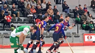 Els jugadors blaugrana celebren un dels gols davant la presència de Sergi Romeu (CP Calafell)