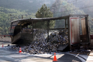 Imatge de la caixa del camió i dels brics de llet incendiats a la C-14 a la Riba