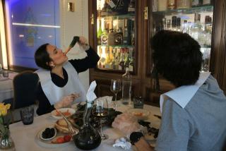La Isabel, veïna de Barcelona, menja un dels primers calçots de la temporada al restaurant Casa Fèlix de Valls