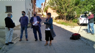 Membres de Som Poble-ERC El Vendrell amb veïns de Sant Vicenç de Calders, el dia de la presentació de les propostes de millora al carrer del Pou